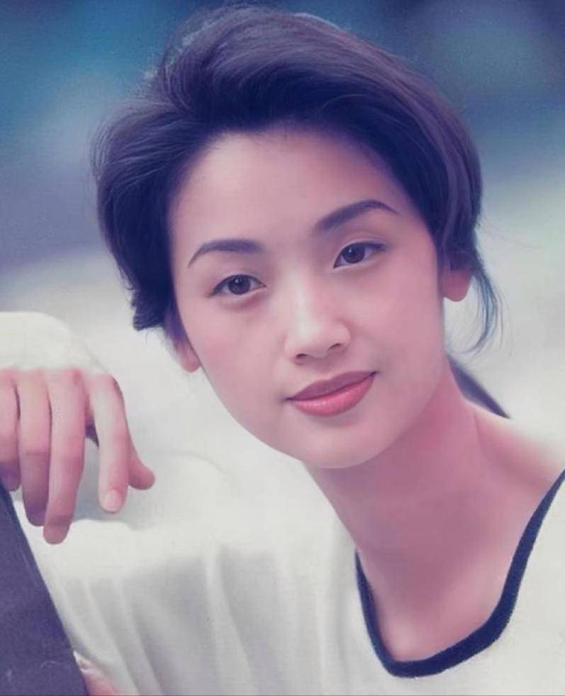 57岁港星吴倩莲近照曝光:满头白发身形消瘦,扎长辫气质不减当年