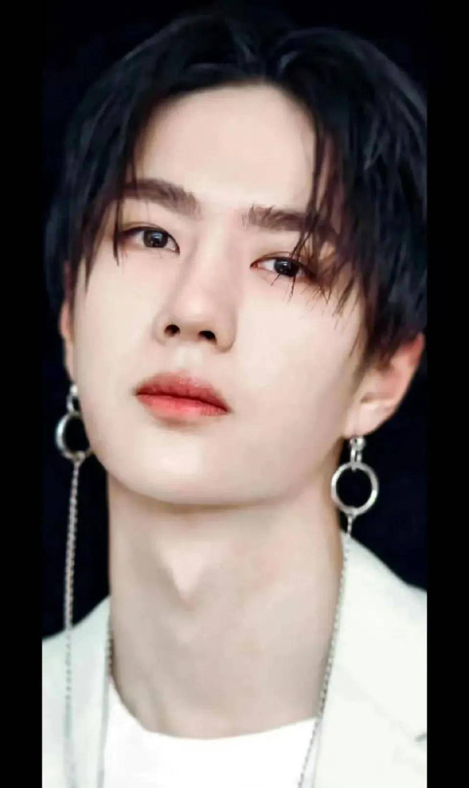 UNIQ解散引热议，王一博：我独自美丽也挺好？_搜狐网