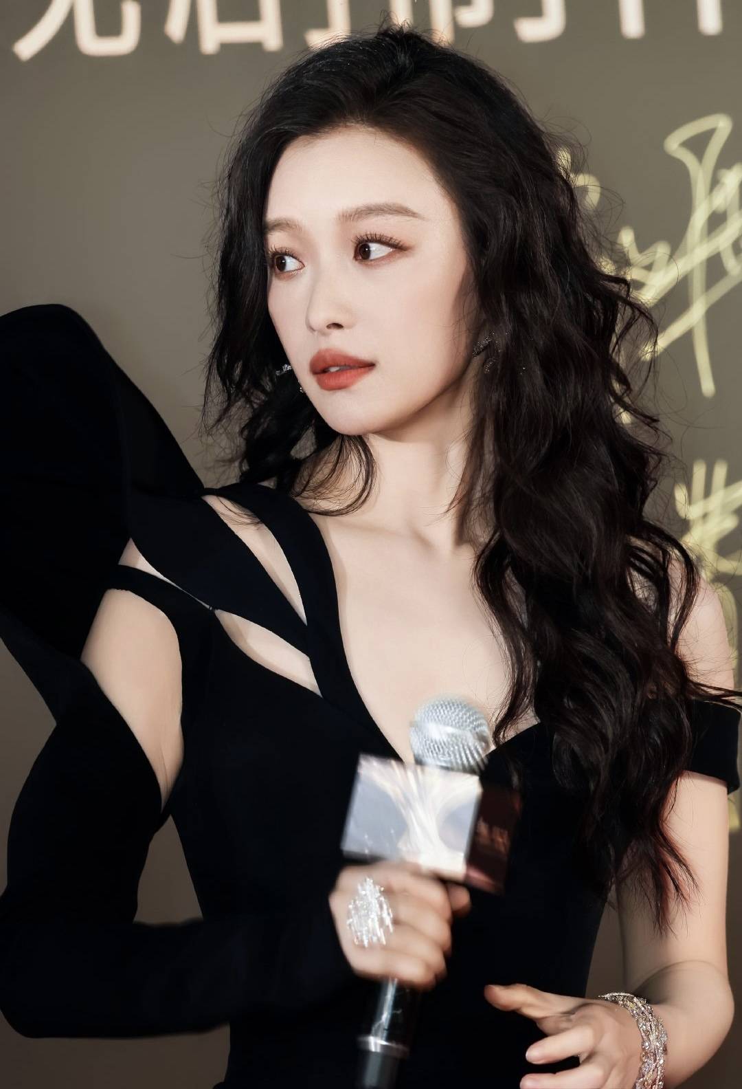 倪妮:从"红毯女神"到"健身狂魔"的华丽转身