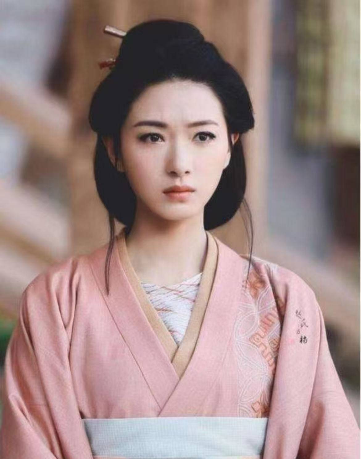 可能的限制:从年龄感上看,如果从少女时代演起,万茜可能会有些勉强