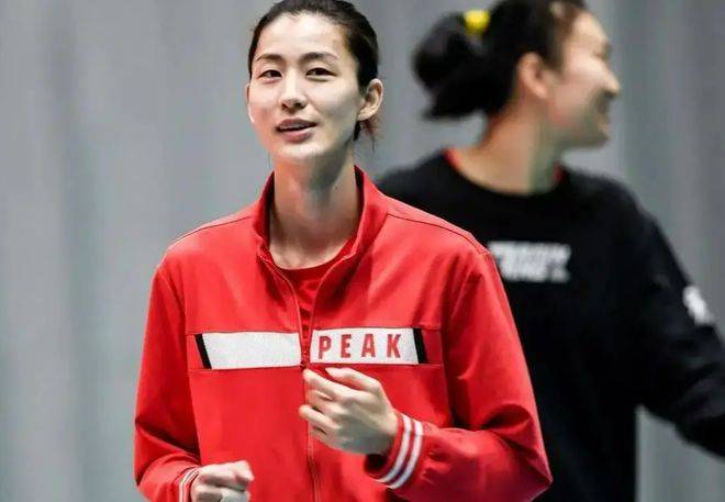 女排消息：与姚迪开心合影，红衣帅哥身份曝光，长相帅气互动亲密_天津女排_蔡斌_中国女排