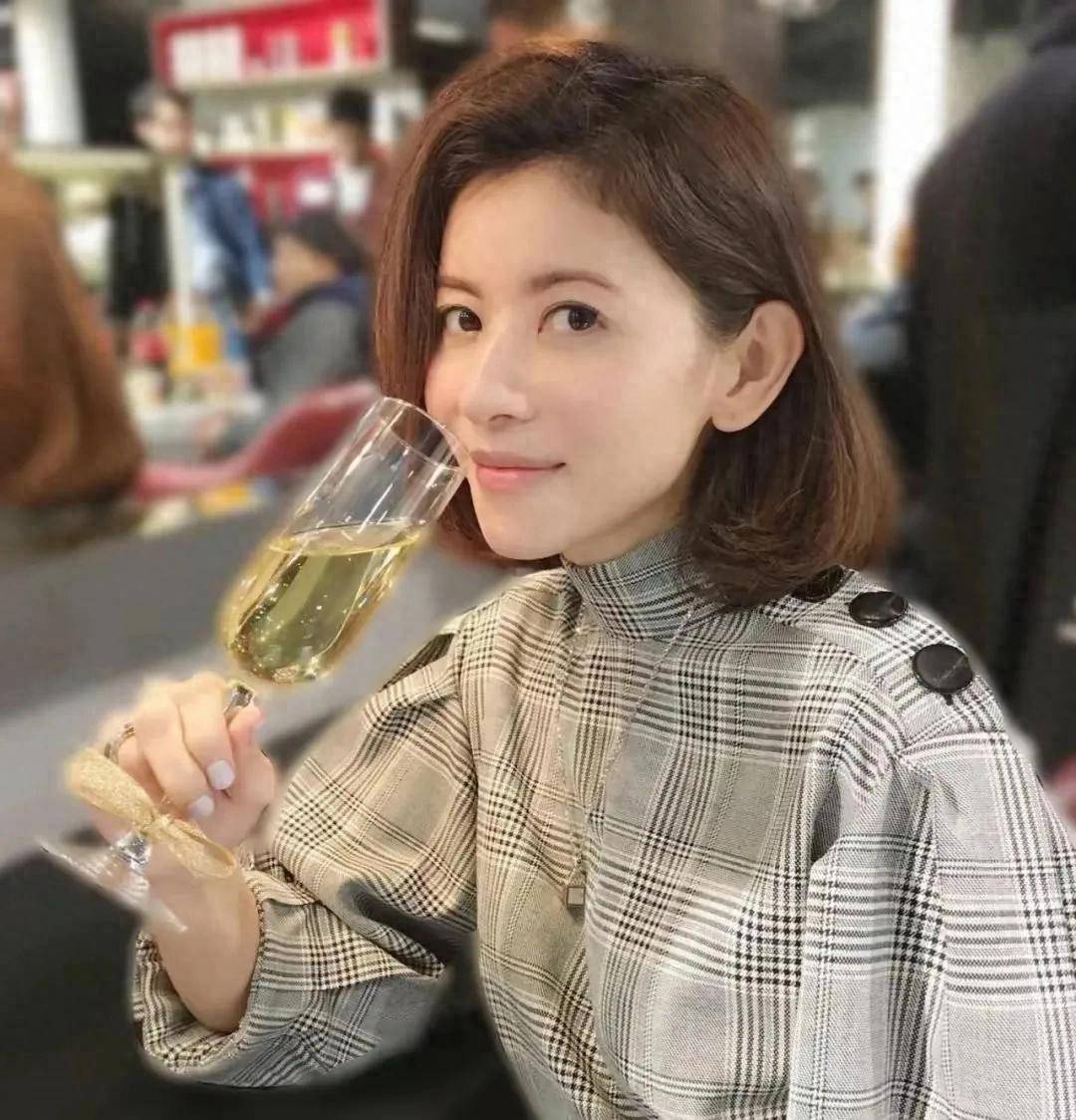 tvb绿叶转行做司仪成抢手货年过半百保养得宜姻缘不顺已雪卵