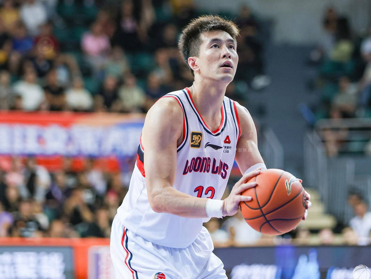 郭艾伦受伤接受40多针眼内缝合手术