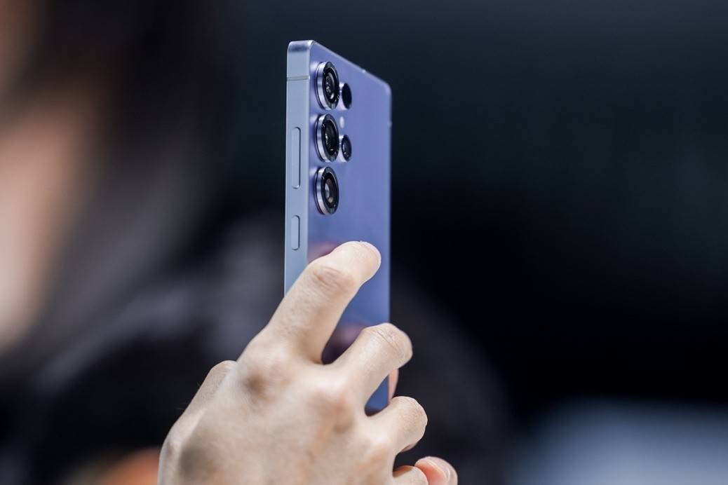 适合精英群体的智慧助手，三星Galaxy S25系列手机诠释科技温度