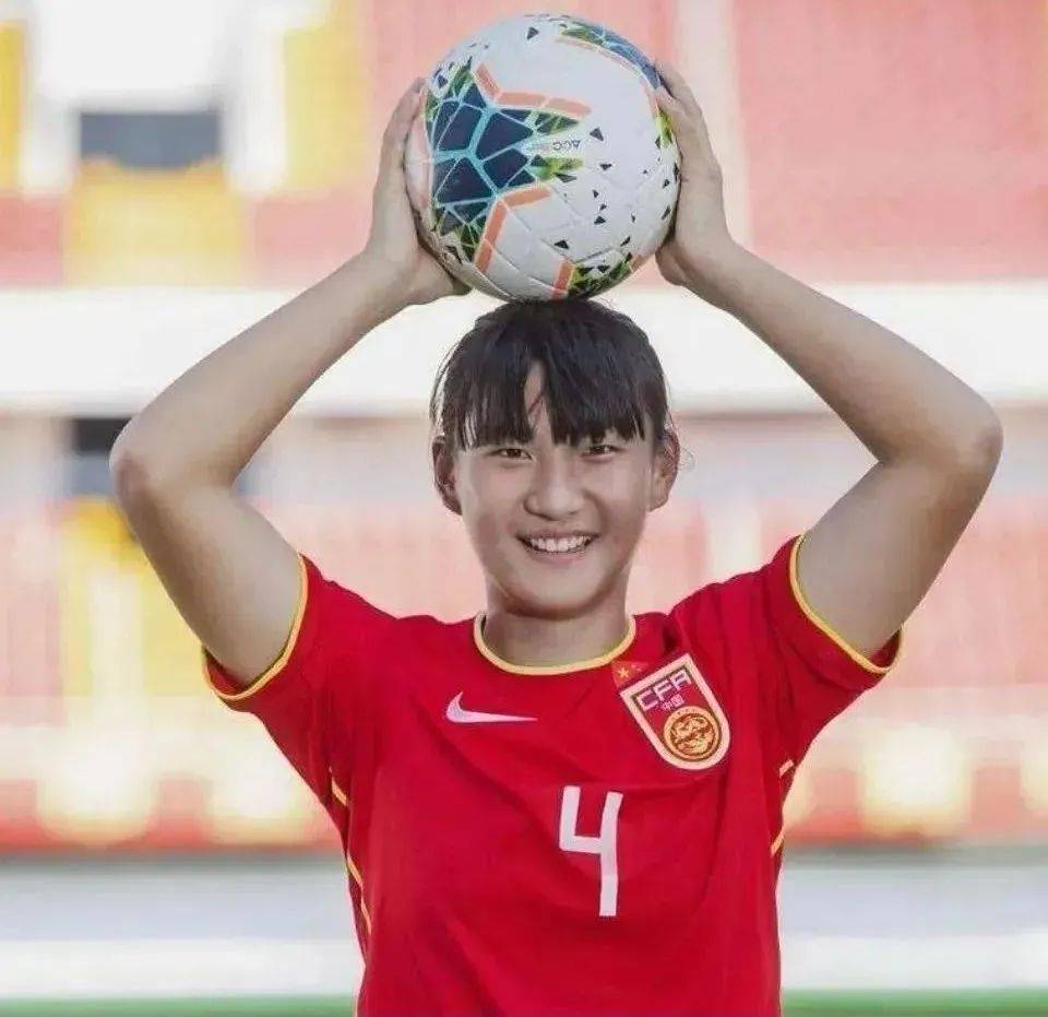 黄嘉欣入选U20女足国家队：杨浦的骄傲