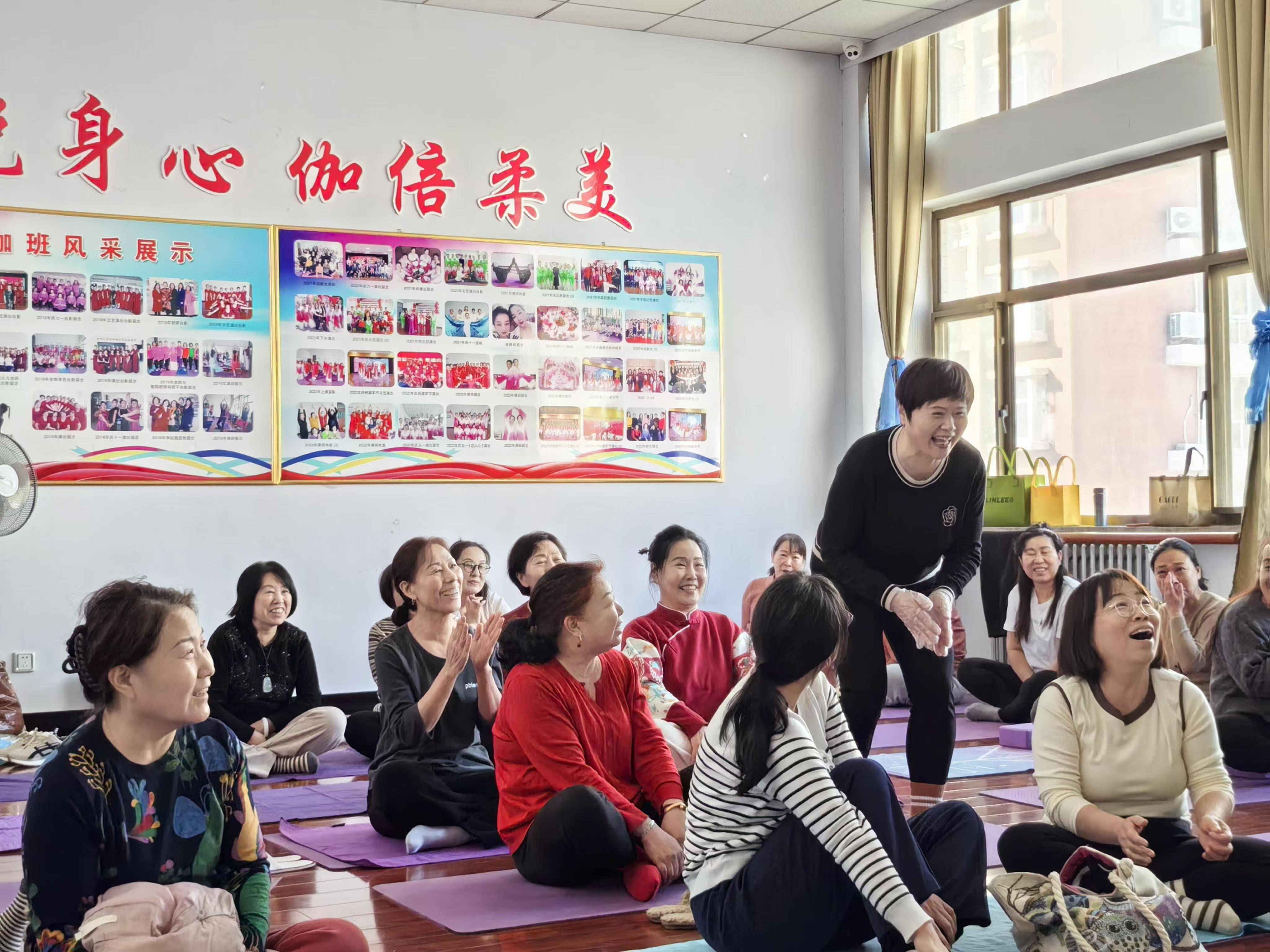 老年大学瑜伽班：相聚的喜悦与成长的期待，老年大学瑜伽班欢迎会：温馨满满
