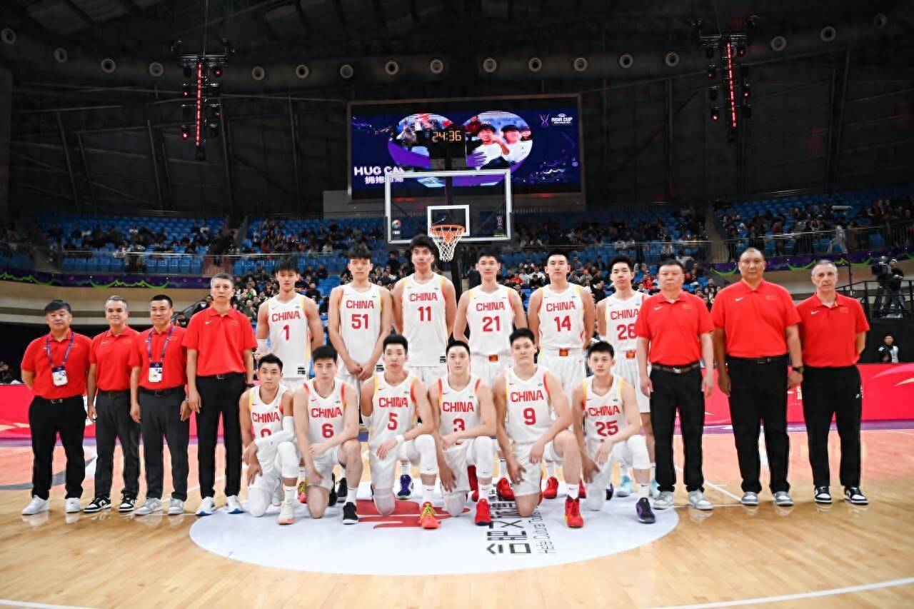 但中国男篮的小伙子们并未慌乱,他们在赵睿和胡金秋的带领下稳扎稳打
