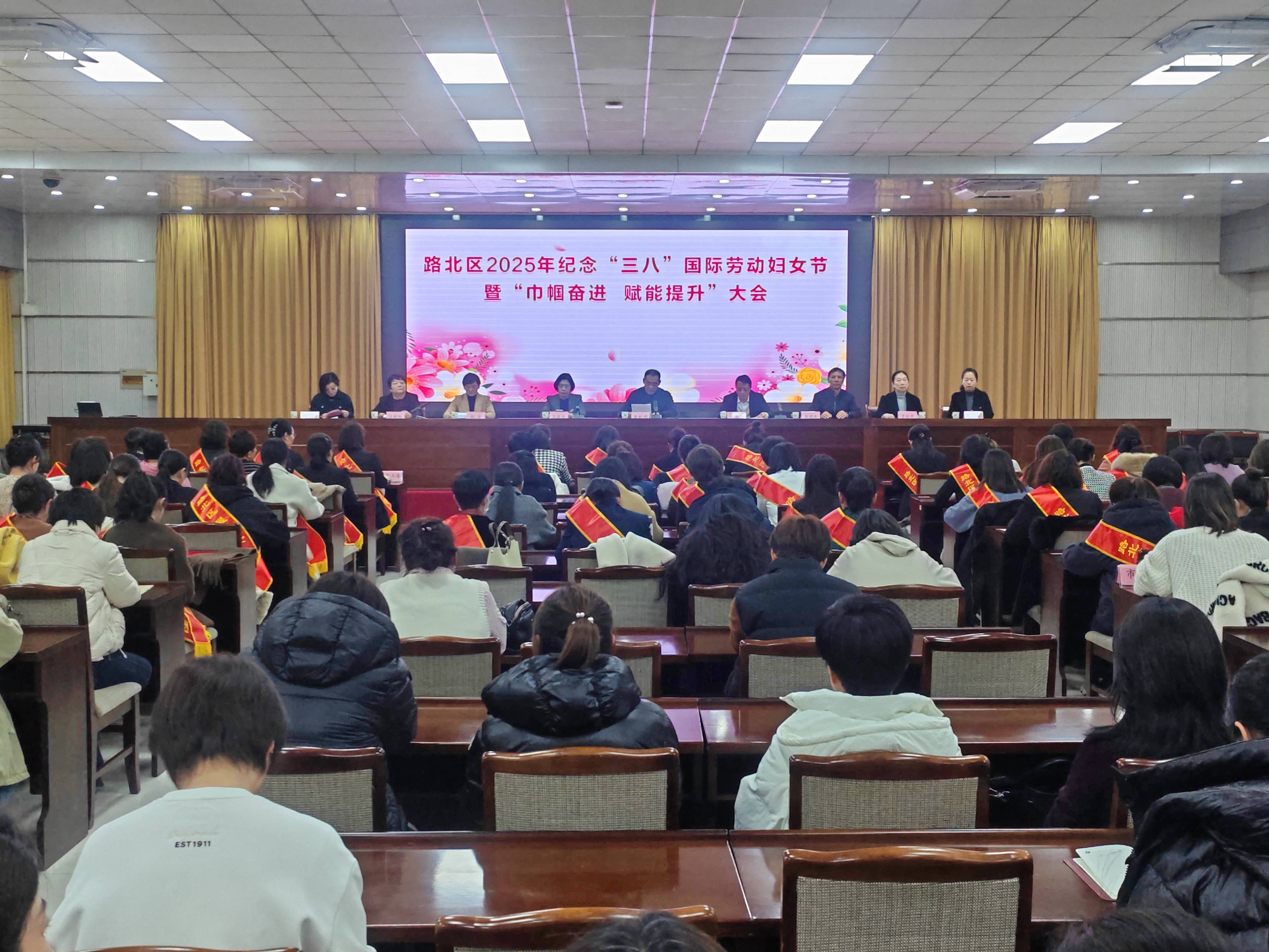 区委常委,副区长郑志伟致贺词,区委副书记李跃明代表区委向全区