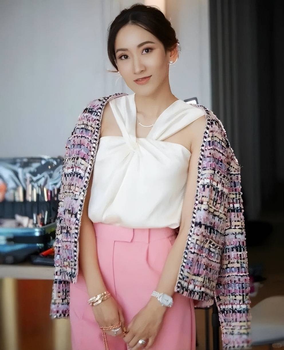 他信一家都是高颜值,大女儿才貌双全又清醒,甘愿成为妹妹的绿叶