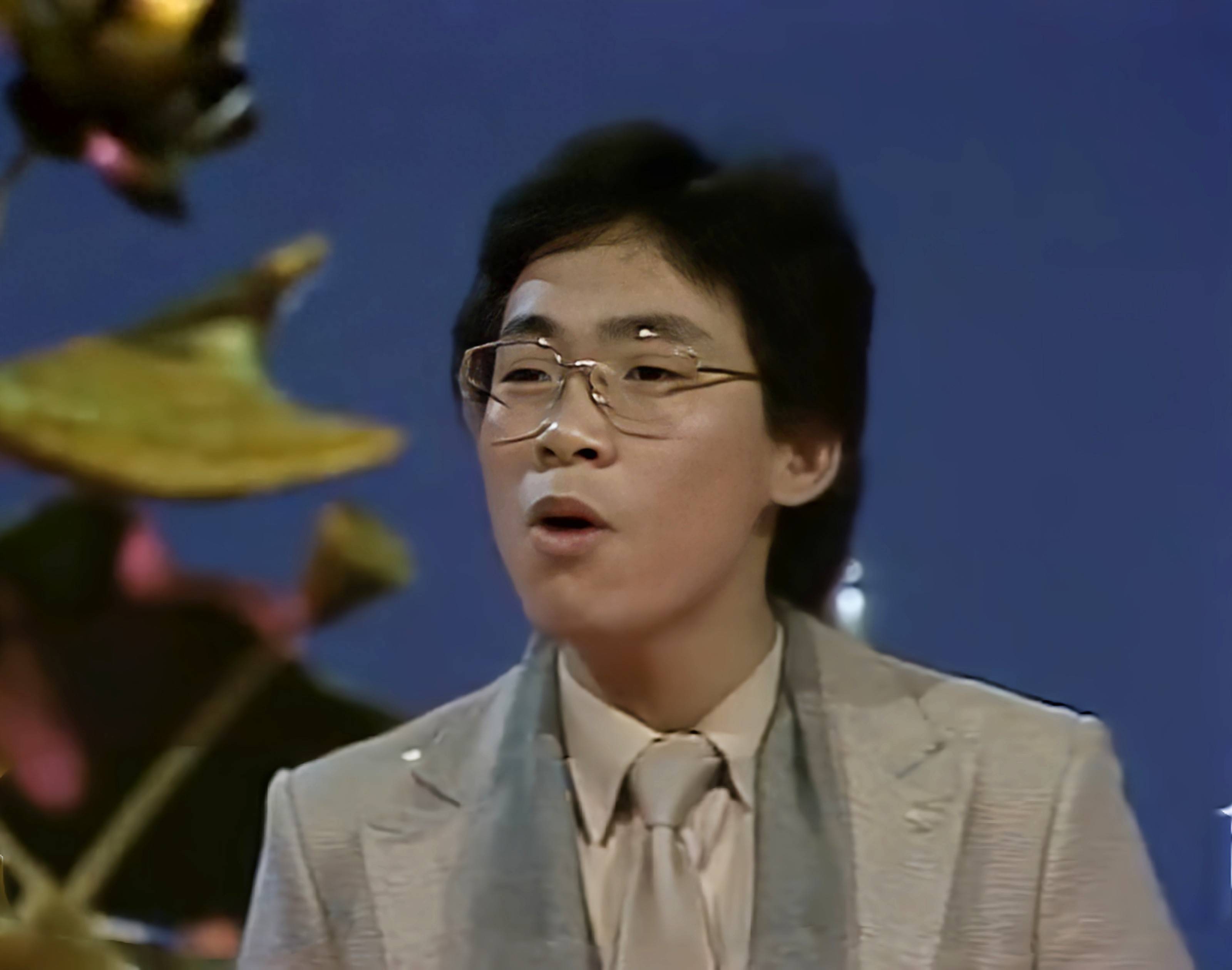 1984年,来自香港的年轻小伙张明敏初次登上春晚舞台,用字正腔圆的