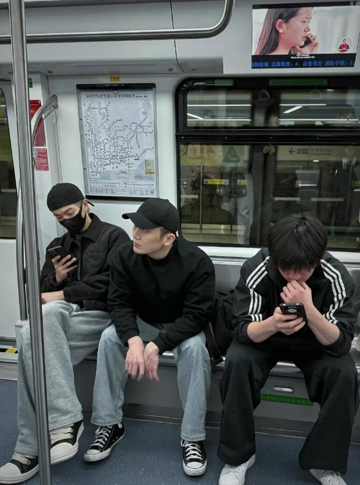 许凯现身香港街头,187港风潮男还踮脚,高高瘦瘦人群中帅的显眼