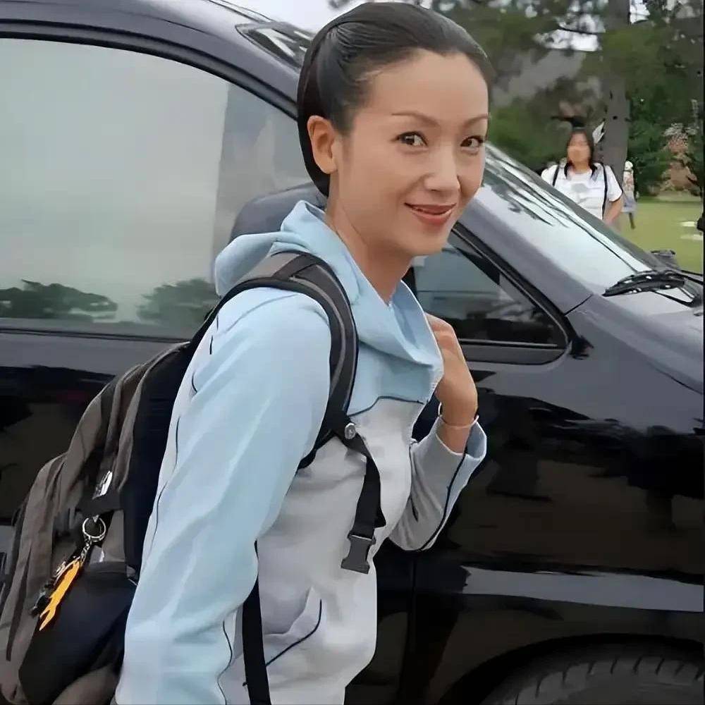 照片中的吴倩莲身穿灰色短袖