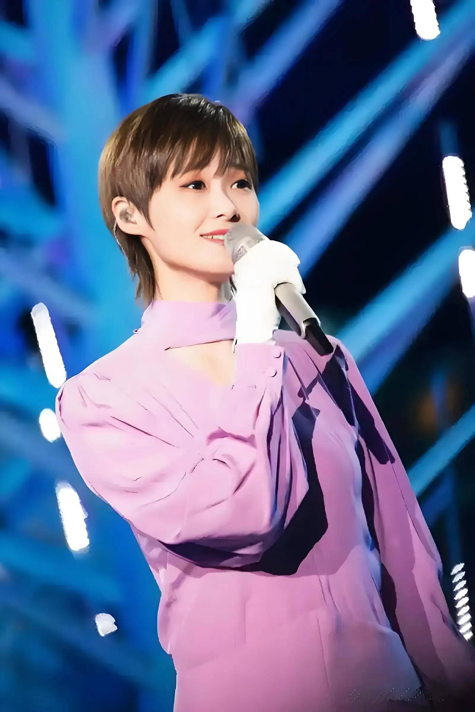 原创李宇春40岁挑战超短裙舞蹈网友热议是勇气可嘉还是风格迷失