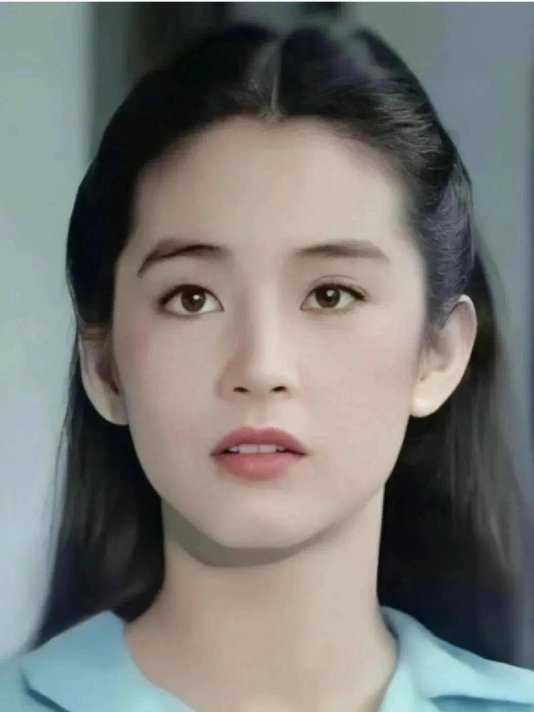 所以,林青霞的美,不是简单的漂亮,而是一种难以言喻,却又令人过目不忘