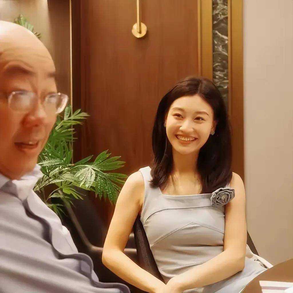 新西兰华人主持人三妹以其独特的个人魅力吸引中国大众的喜爱。_节目_郭正亮_观众