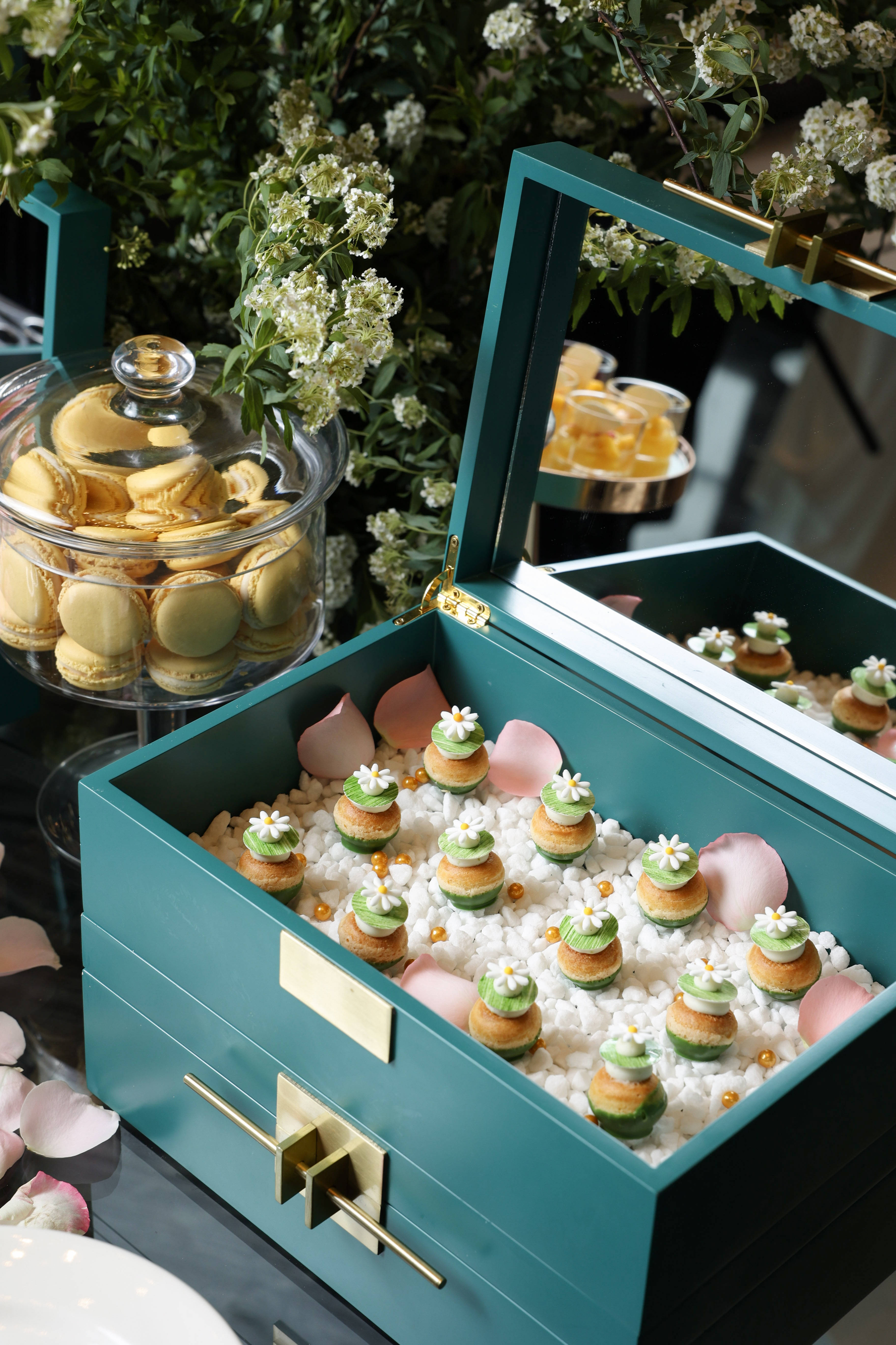 重庆尼依格罗酒店举行「镜花翎语」主题婚礼秀