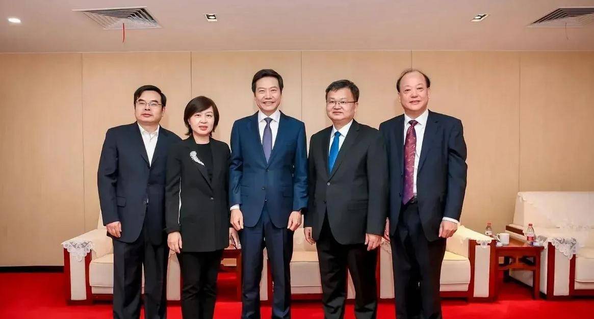 张彤身份曝光，雷军步步高升，贤妻助旺三代_小米_成功上市_文能理