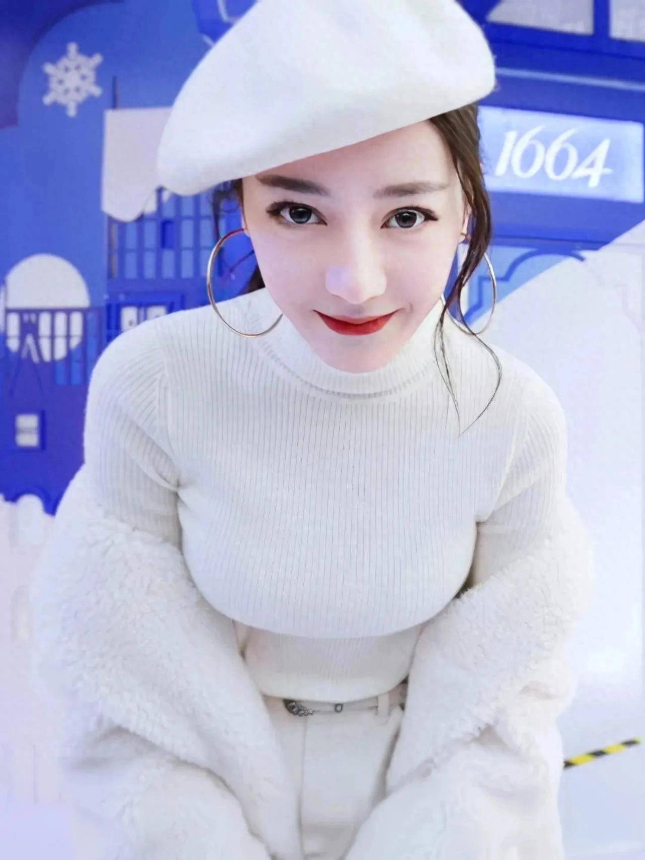 迪丽热巴好美,穿白色紧身毛衣,凸显丰腴身材