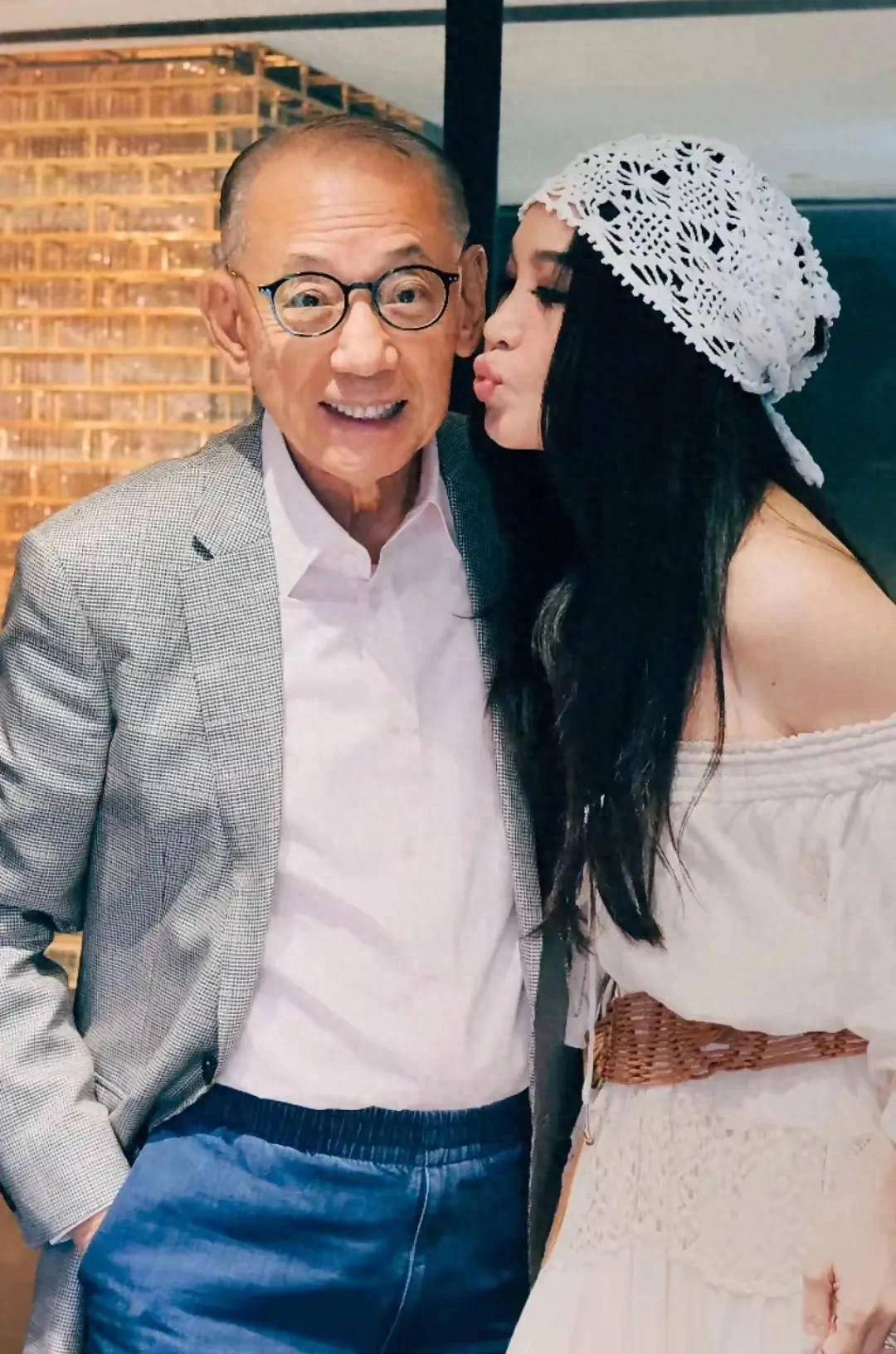 杨受成庆83岁生日,温碧霞亲手准备蛋糕,亲密合影如父女!