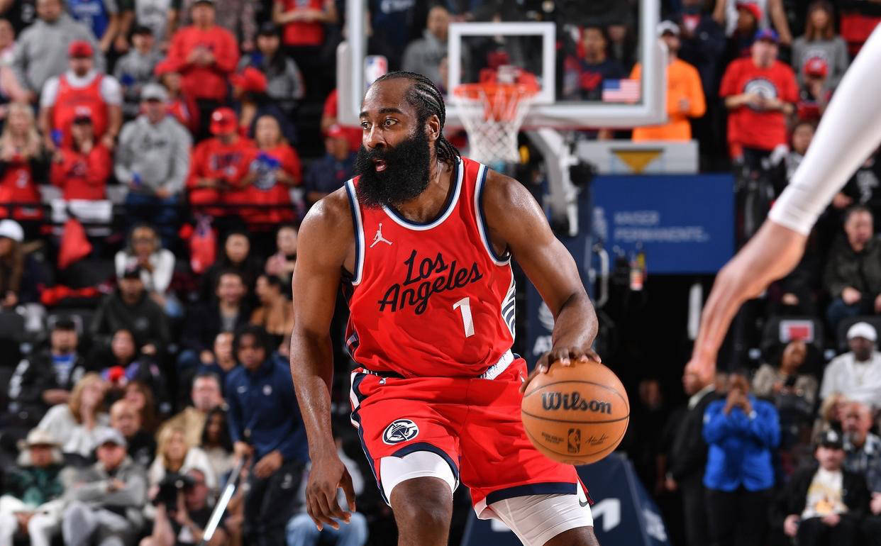 哈登在整个2月份的投篮命中率为36%,三分球命中率32