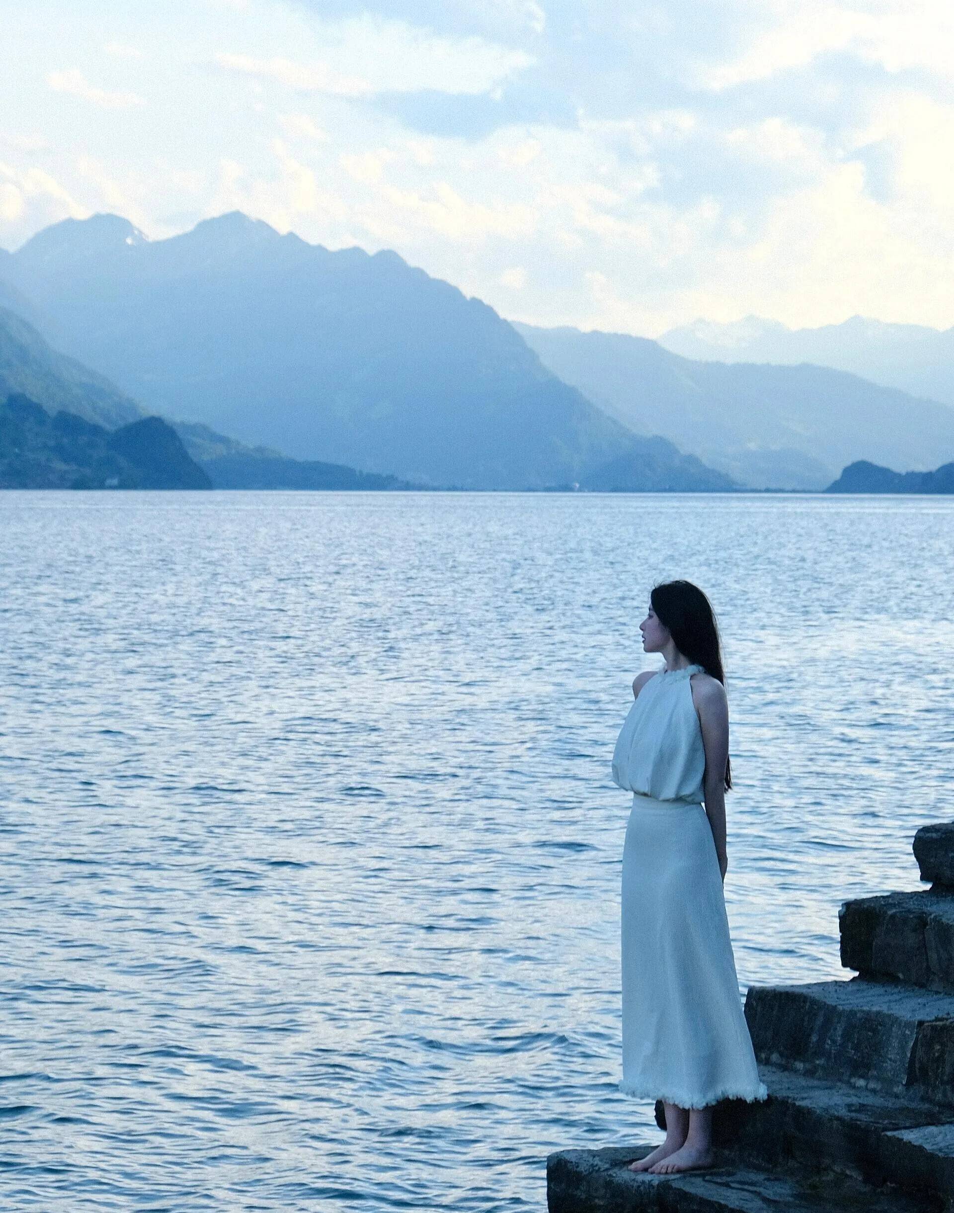 湖畔佳人,白衣美女湖边摄影