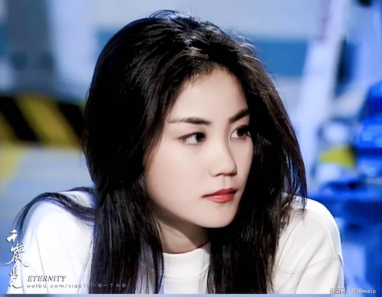 王菲年轻旧照清纯甜美与清冷气质并存,她的颜值巅峰令人怦然心动