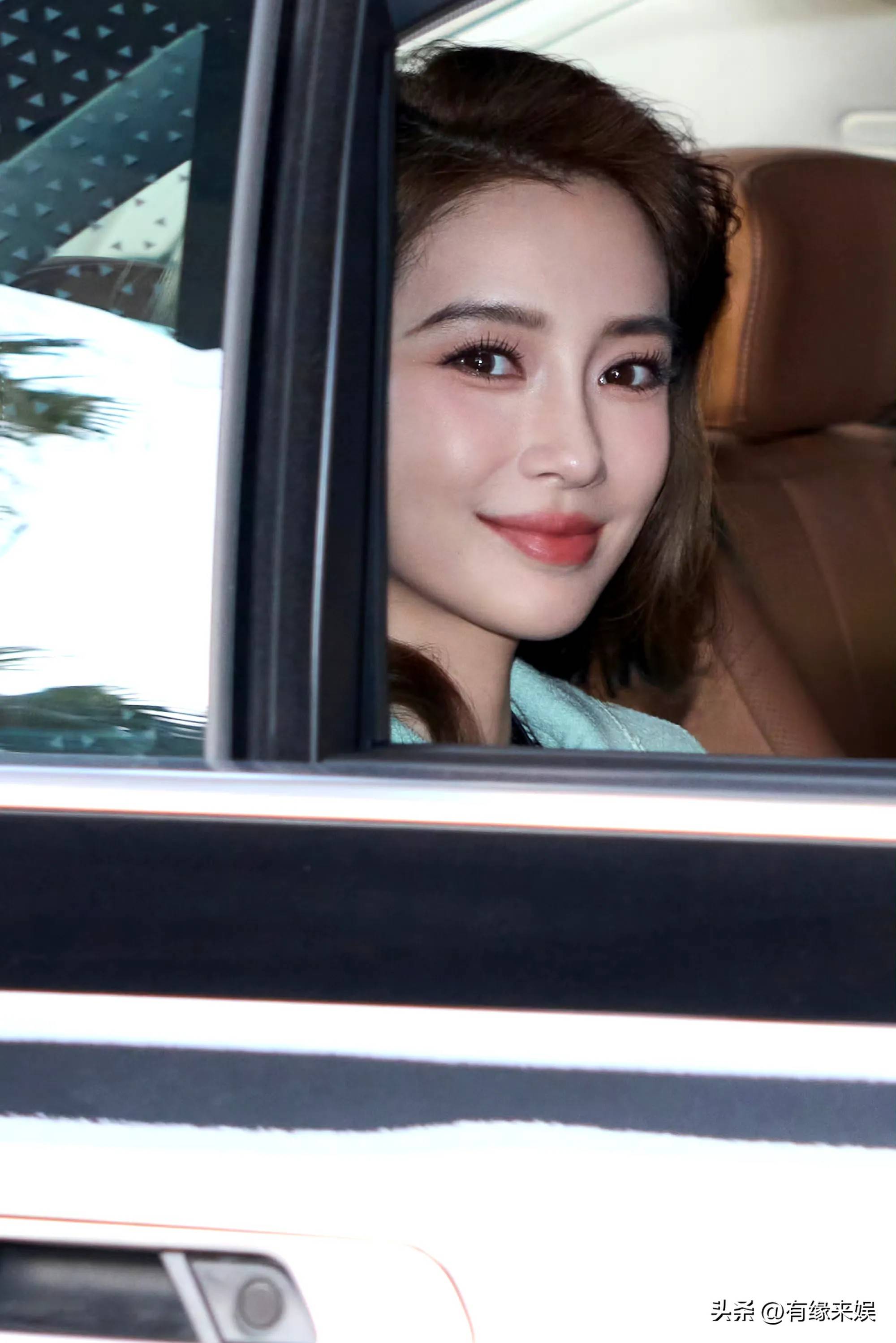 黄晓明叶珂分手后杨颖坐豪车现身染发改头换面满脸春风得意