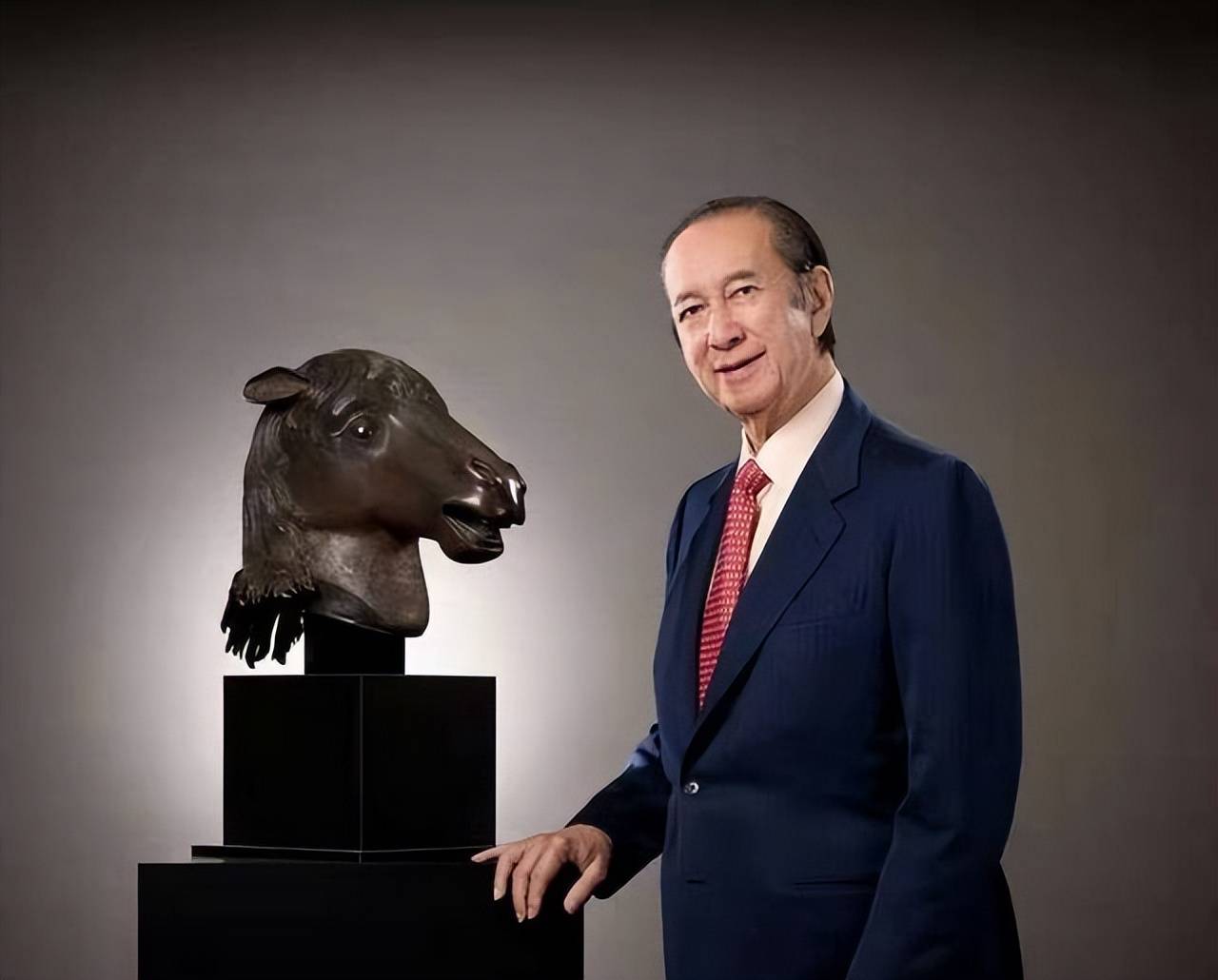 赌王何鸿燊传奇一生:出身望族10元起家,凭实力博出千个家产