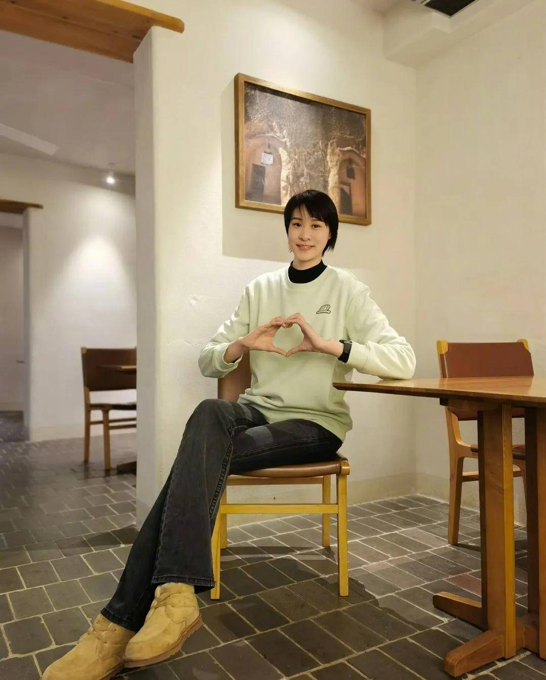 "排球女神"赵蕊蕊罕见现身新岗位,44岁单身,身材高挑,很漂亮