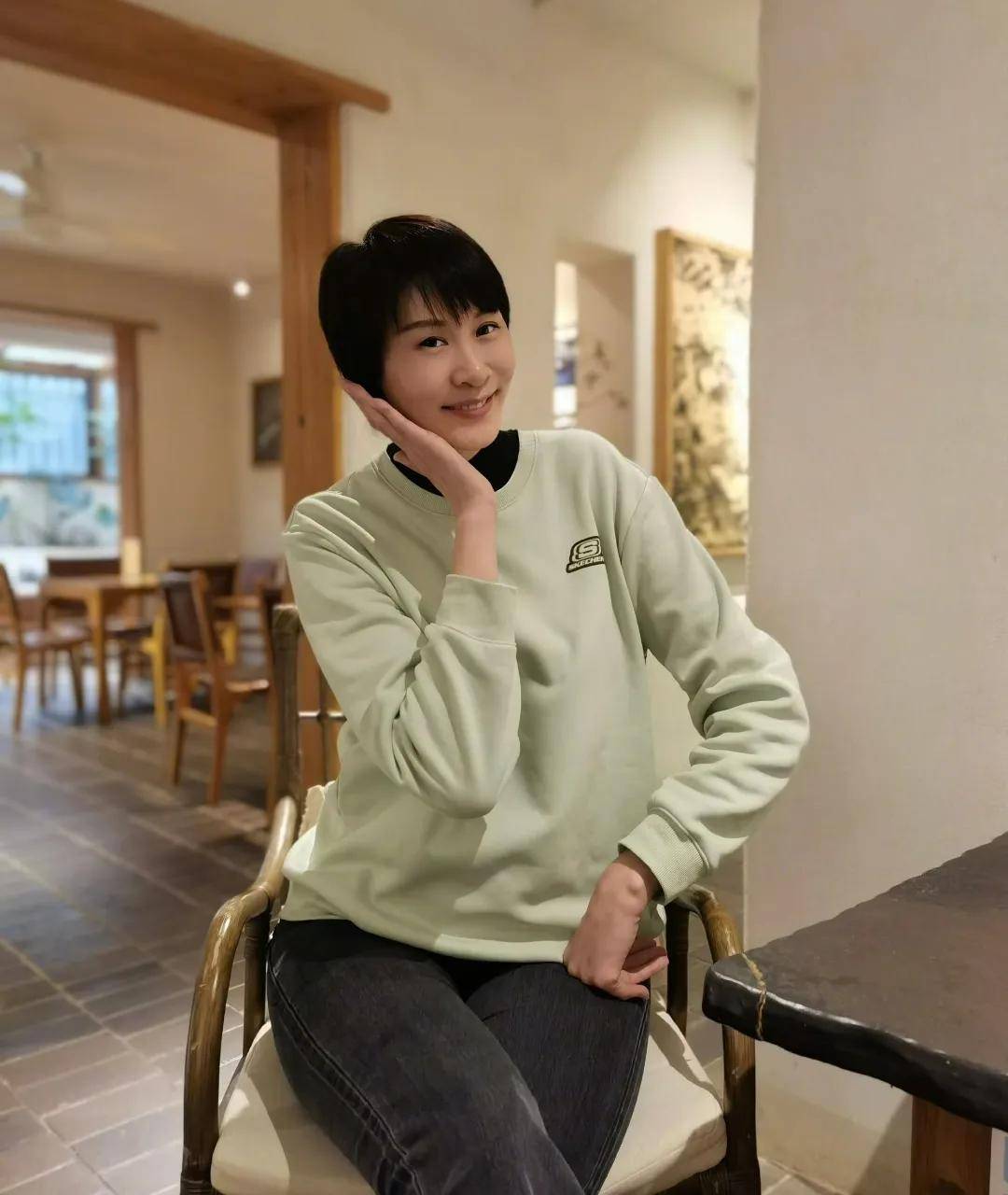 "排球女神"赵蕊蕊罕见现身新岗位,44岁单身,身材高挑,很漂亮