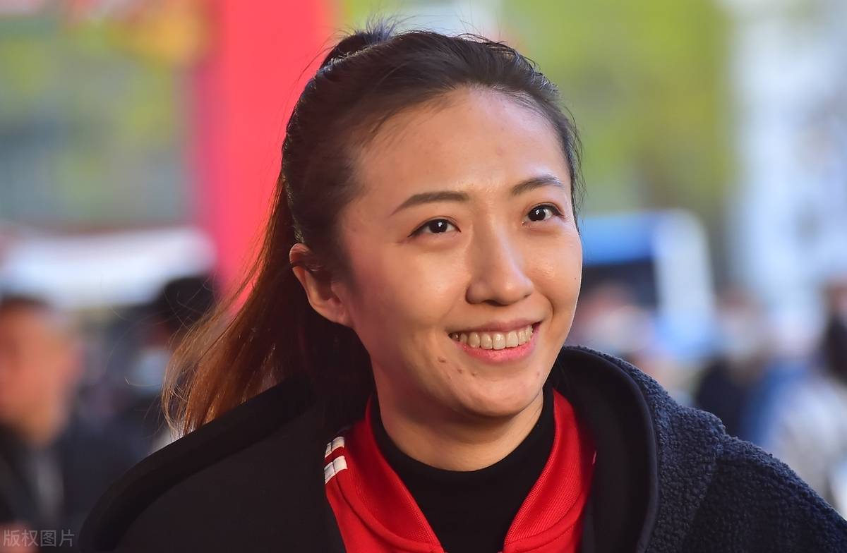 泪别女排黄金一代!朱婷张常宁集体转身,巴黎奥运只剩李盈莹扛旗