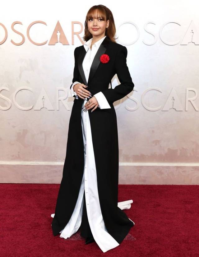 礼服,而丽莎却选择了由中国新锐设计师马克