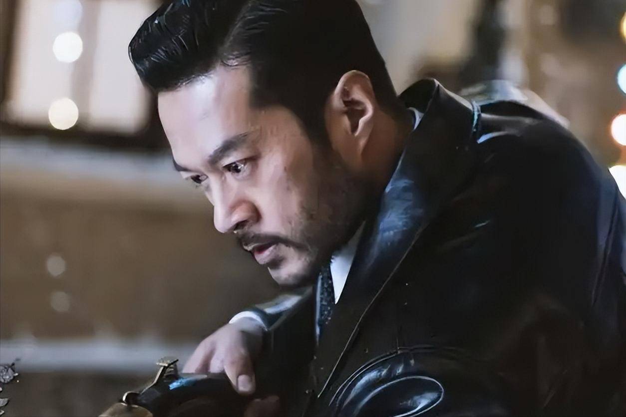 长相帅气演技好的谭凯52岁仍未婚与母亲相依为命称没后悔过