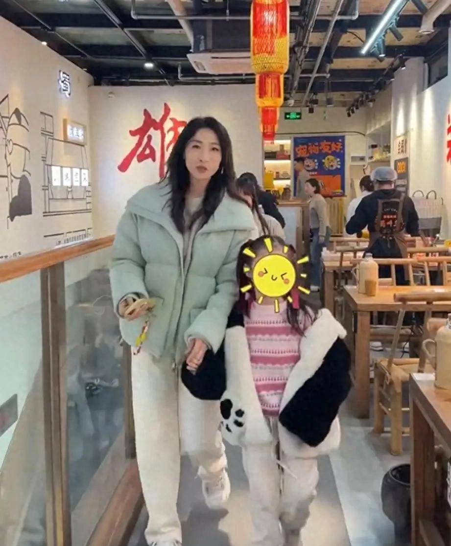 孙红雷带女儿吃火锅,7岁addy扎着双马尾超可爱,小娇妻年轻漂亮