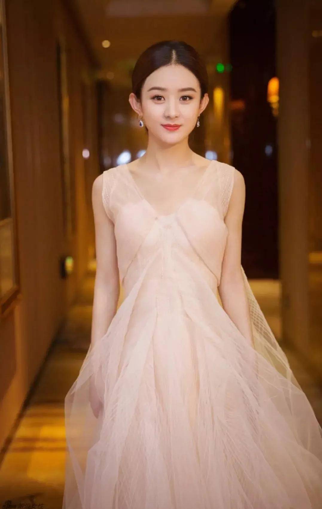 原来真的有仙女下凡!赵丽颖抹胸礼裙造型太绝