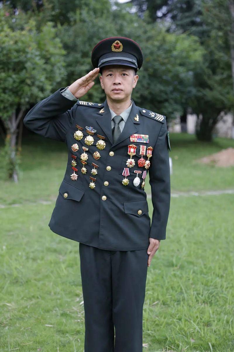 晨光正掠过他们胸前的资历章
