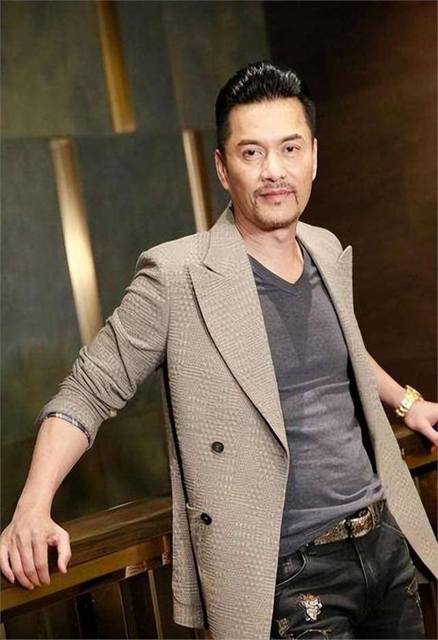 吕良伟晒全家福,24岁儿子体重近200斤,穿黑t恤看着比爸还成熟!