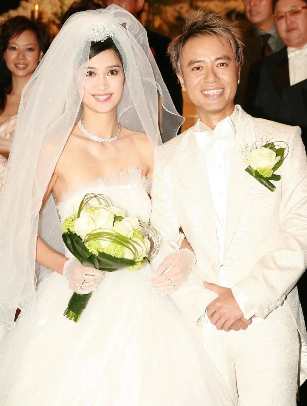 57岁李克勤带老婆与93岁胡枫,77岁汪明荃一起吃饭,太太冻龄如少女
