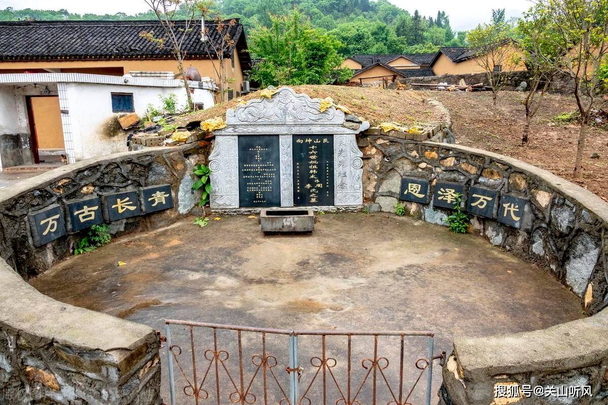 农村_房屋_坟墓