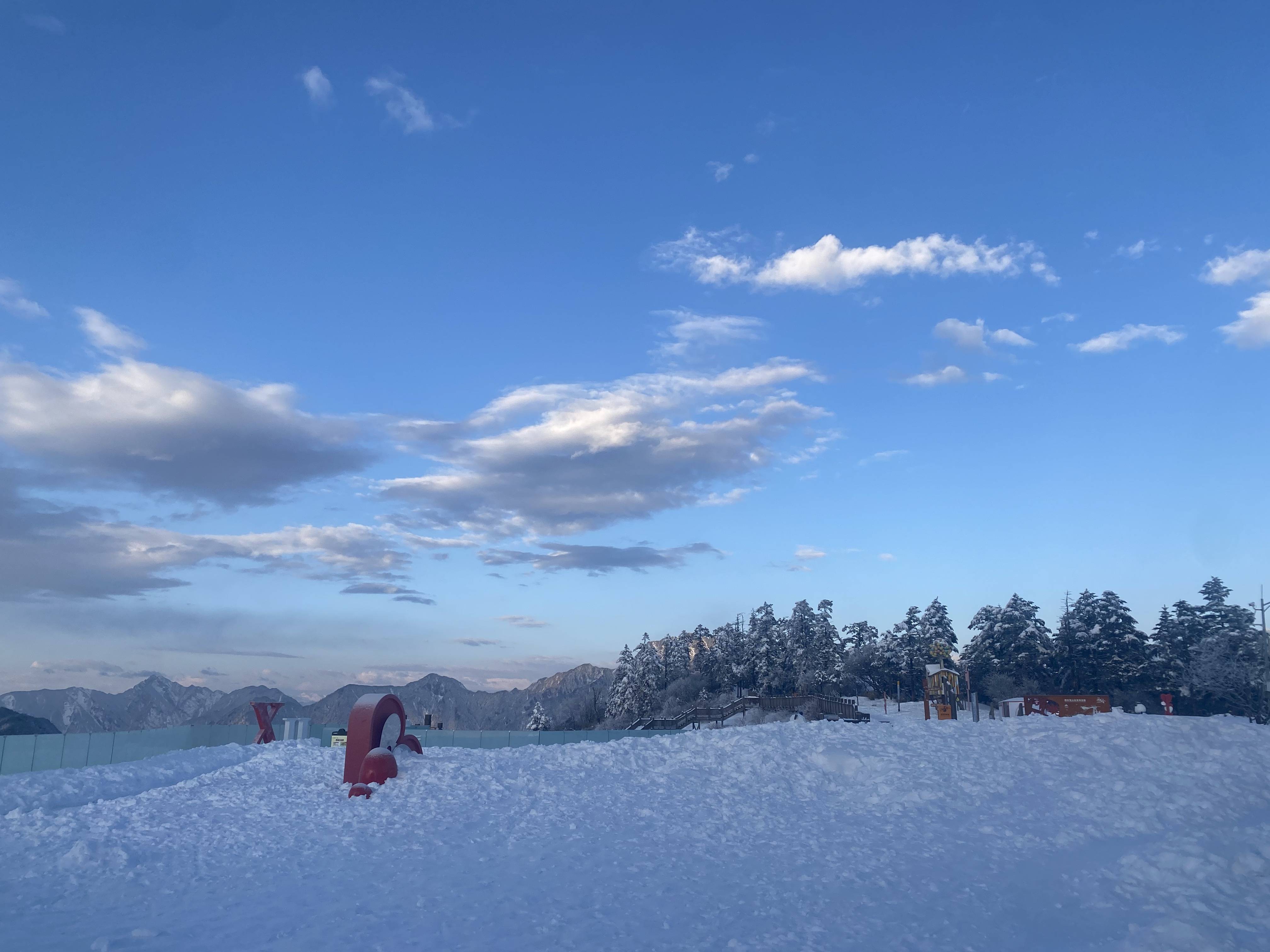 西岭雪山本周冰雪狂欢收尾 ,3 月 17 日滑雪场景区正式闭园