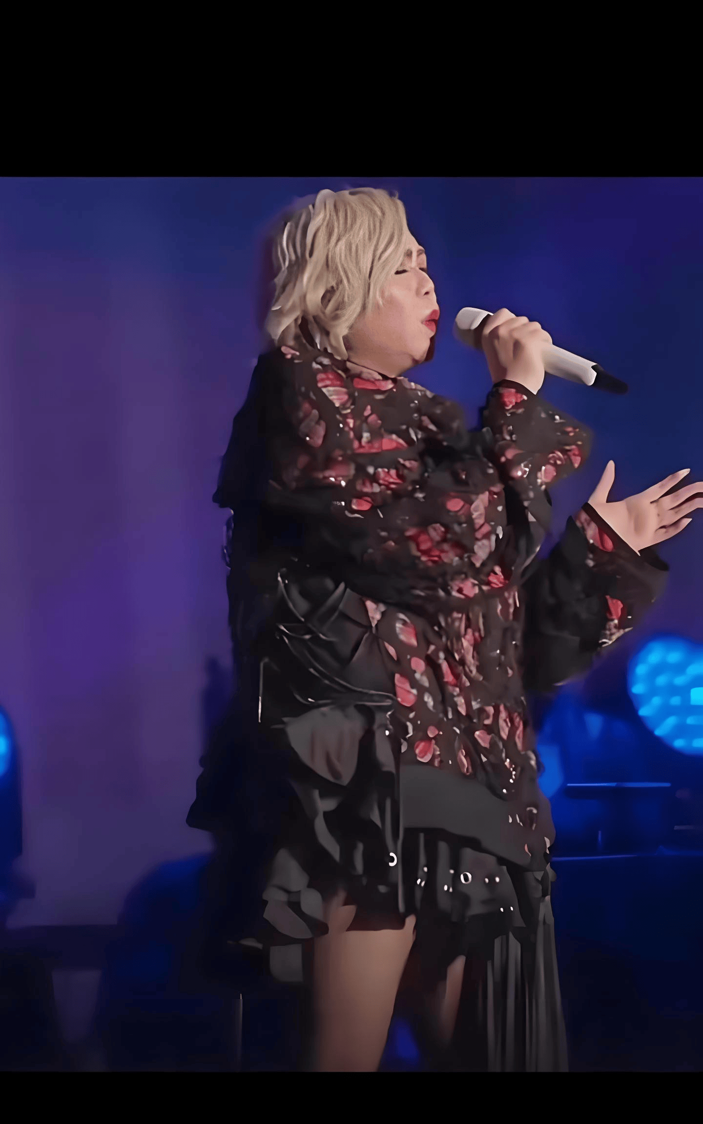 52岁张惠妹穿7斤皮草开演唱会,体重飙升网友怒批造型师