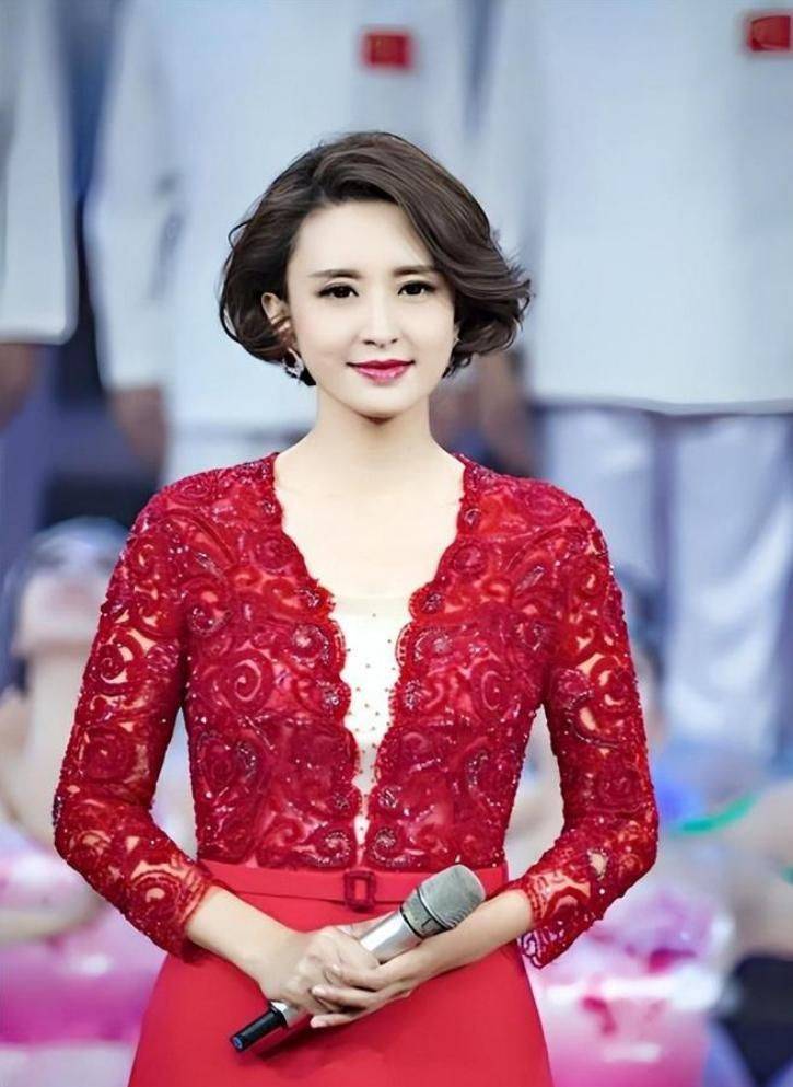 前央视主持人张蕾被指衣服不雅观,怒斥:人心脏,看什么都脏!