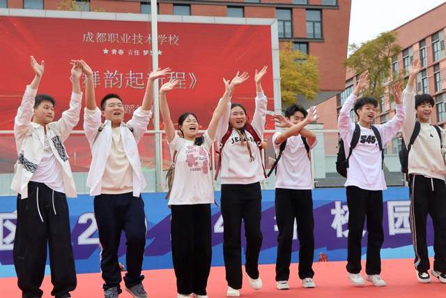 成都职业技术学校举行2022级学生成人礼暨高考宣誓活动 