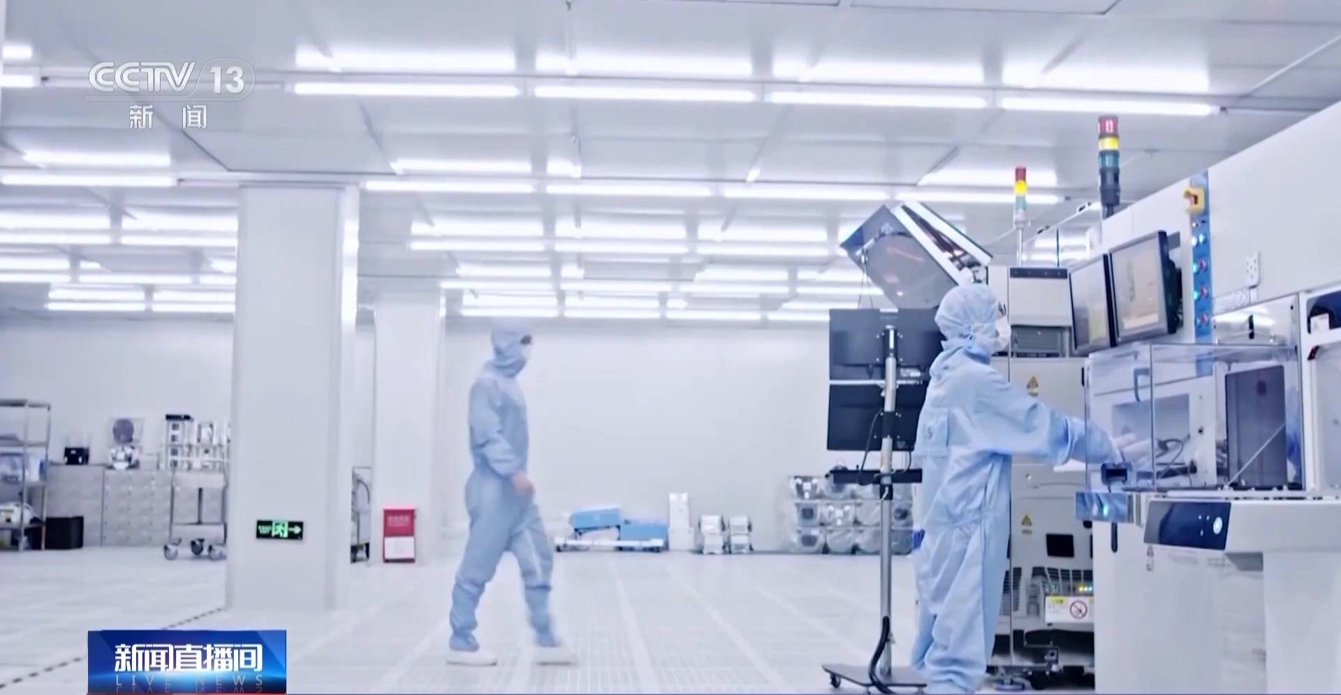 政府报告聚焦，人工智能手机电脑开启智能新时代，2025：人工智能手机电脑引领智能终端新潮流