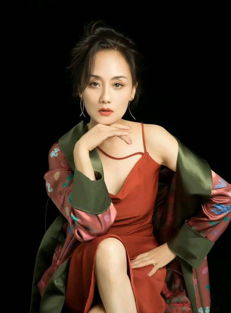 演阔太,养女儿,56岁李颖如何兼顾事业家庭?