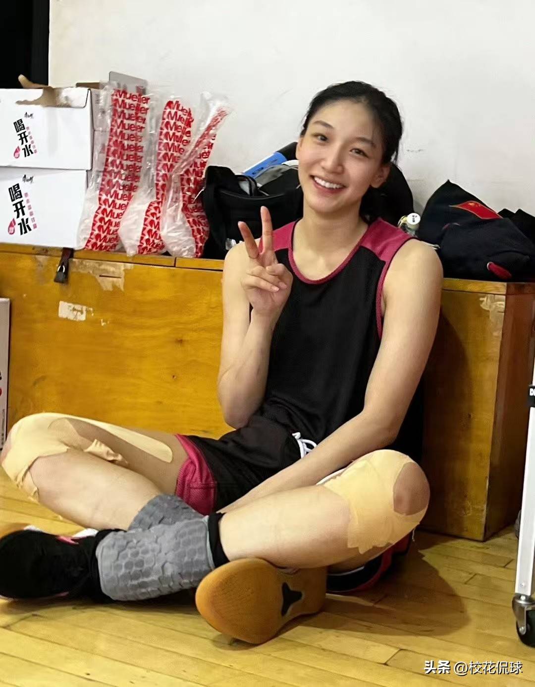 码是24号因为他最喜爱的nba球星就是科比她在场上也是非常的顽强有