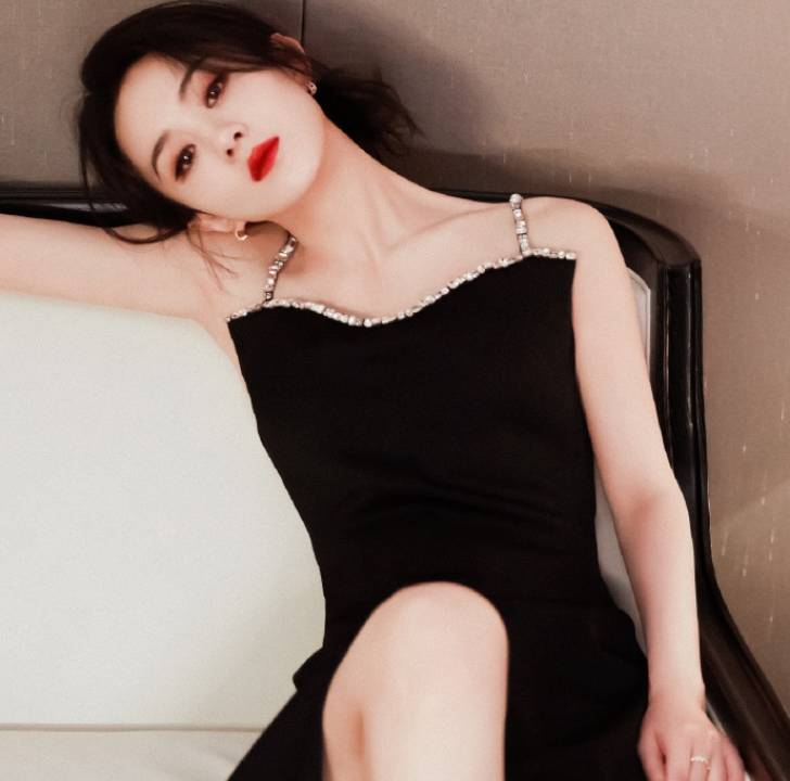 赵丽颖越来越美啦!一袭黑色吊带镶钻连衣裙亮相,美得动人心魄!