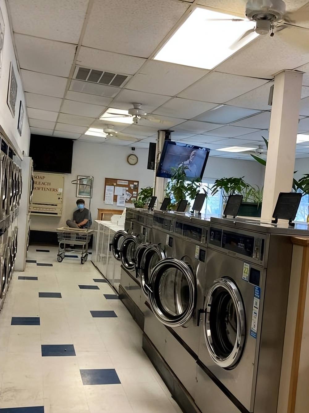 洗衣房_衣服_邻居