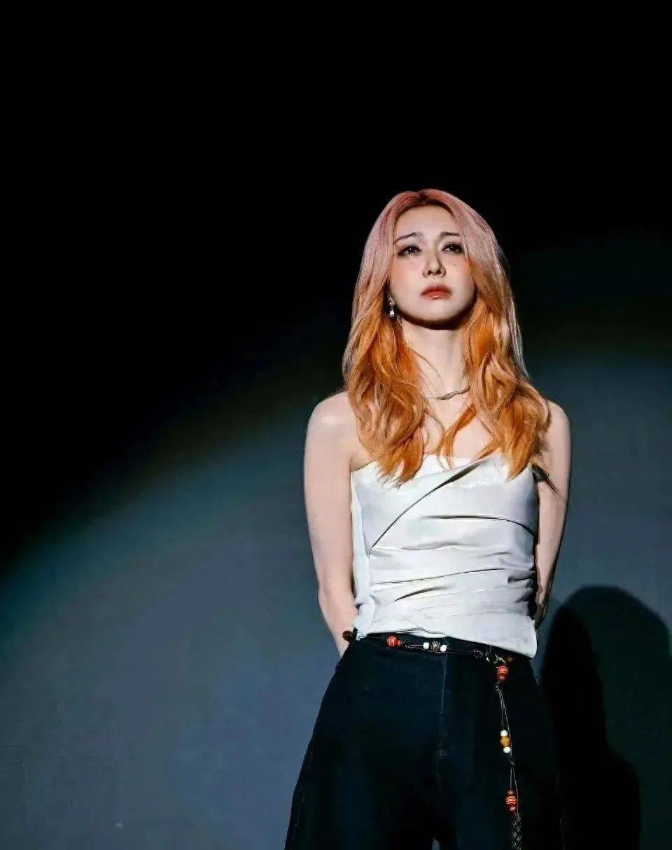 方大同离世第25天,薛凯琪终日以泪洗面,演唱会上泣不成声陷入困境!