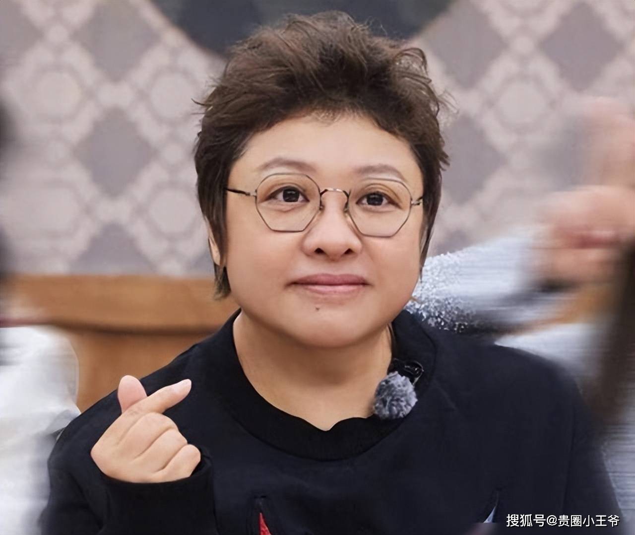 55岁韩红瘦40斤像换了个人,穿夹克配马丁靴美到认不出,和网友合照